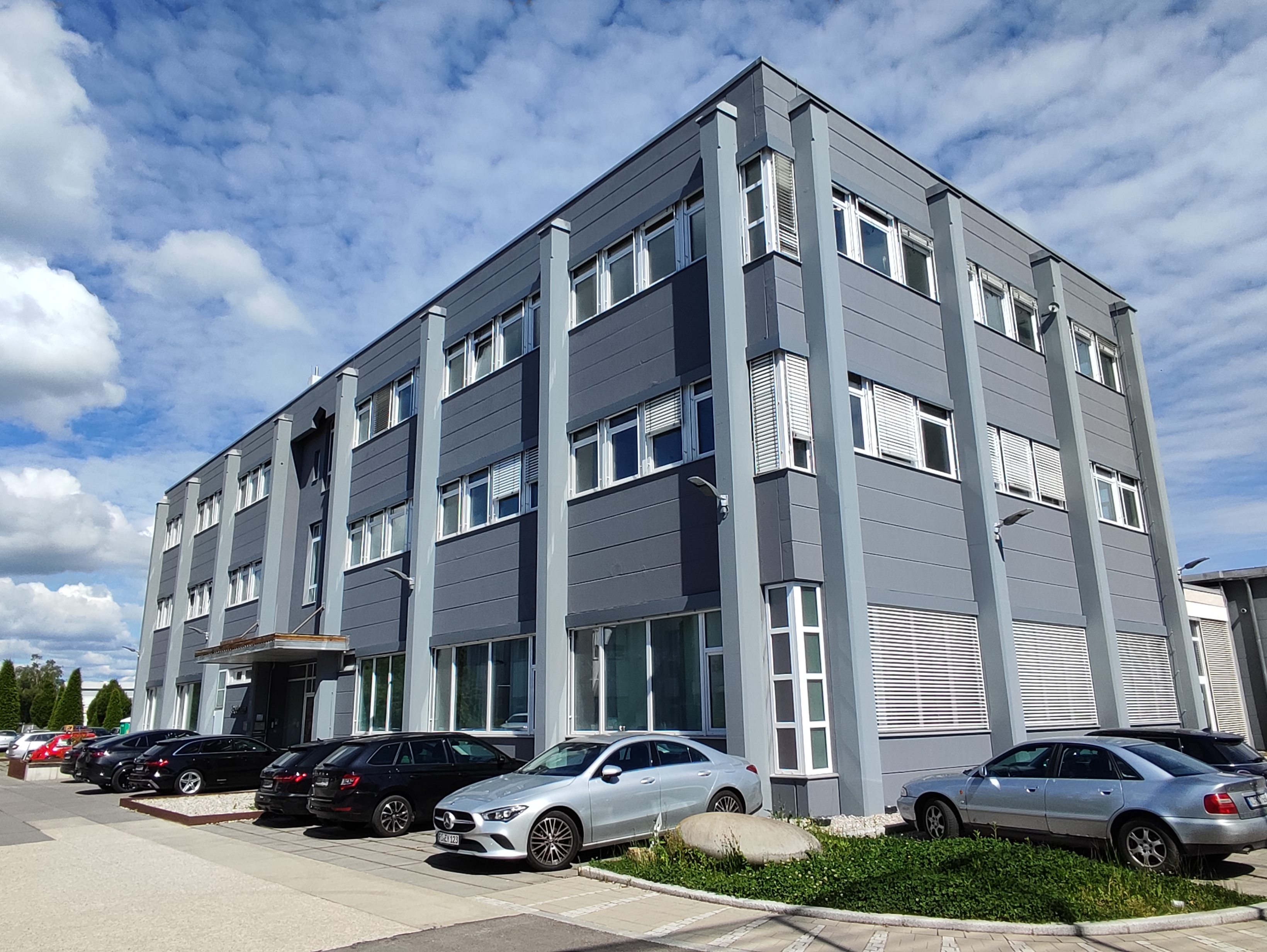 Hartinger Unternehmensgruppe freut sich über Verlängerung des Steelcase-Mietvertrags am erstklassigen Bürostandort Kolbermoor