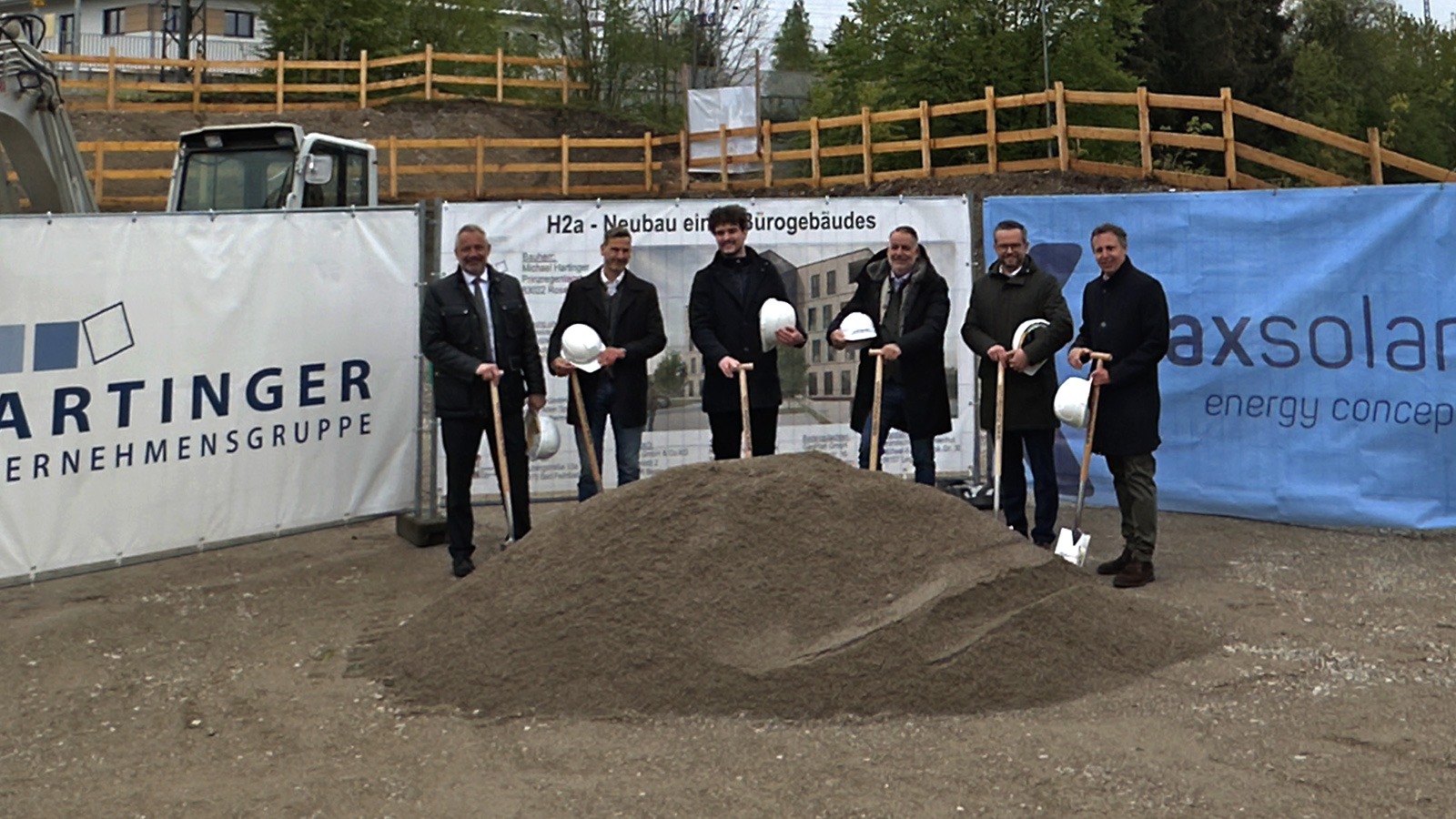 Spatenstich der Hartinger Unternehmensgruppe: Mit dem Bau der neuen Firmenzentrale für MaxSolar in Traunstein wurde begonnen