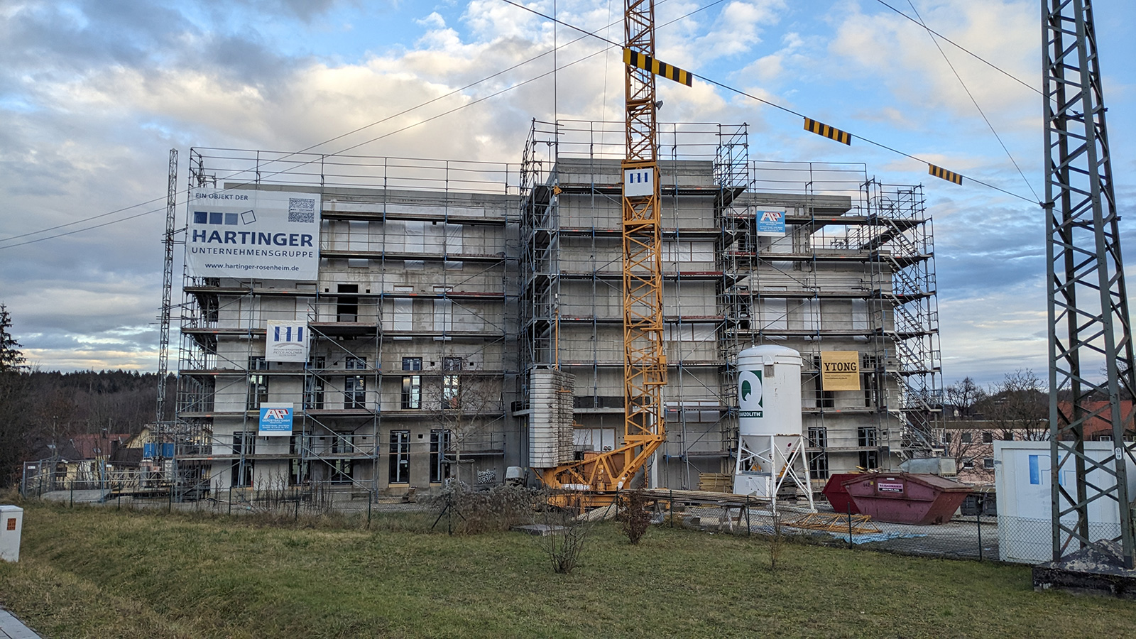Außenfassade hat erste Putzschicht - Dank an die beteiligten Firmen
